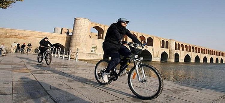 دوچرخه سواری بانوان حرام نیست اما در مجامع عمومی جایز نیست